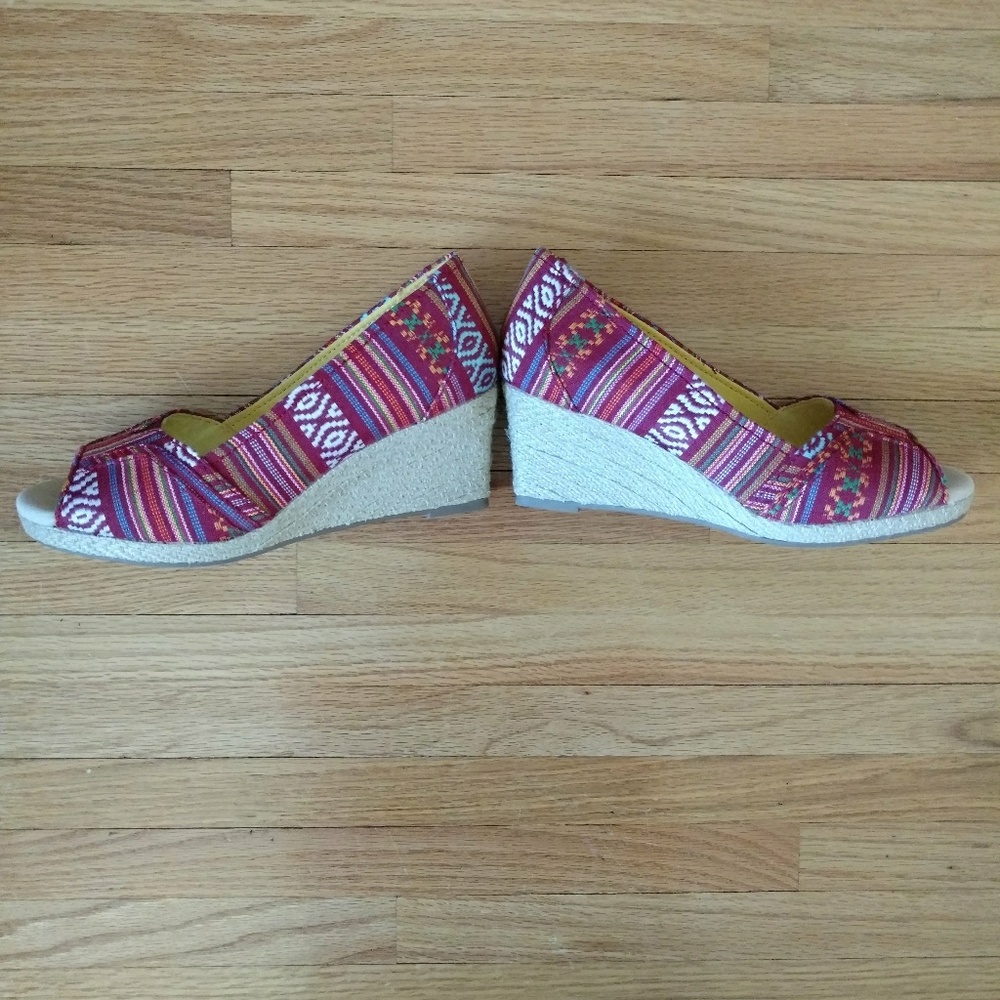 3/$15 Sonoma red striped wedges